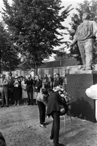 Rosj Pina School adopteert de Dokwerker in aanwezigheid Prins Bernhard, Bestanddeelnr 933-4370