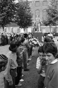 Rosj Pina School adopteert de Dokwerker in aanwezigheid Prins Bernhard kransle, Bestanddeelnr 933-4367