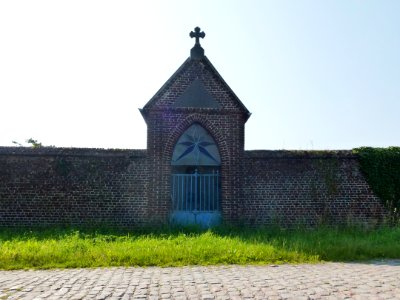Rosult (Nord, Fr) oratoire dans un mur