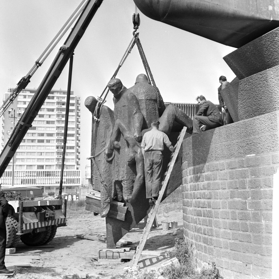 Rotterdam. Hoek BoompjesLeuvehaven plaatsen van een beeldengroep bij het monum, Bestanddeelnr 917-9703