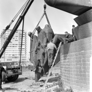 Rotterdam. Hoek BoompjesLeuvehaven plaatsen van een beeldengroep bij het monum, Bestanddeelnr 917-9703