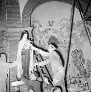 Rotterdam Parochianen knappen hun kerk op Een beeld van de H Theresia wordt v, Bestanddeelnr 913-2706