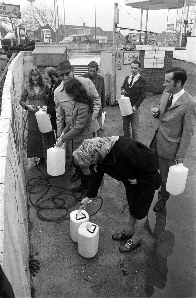 Rotterdammers kunnen gratis duinwater tappen bij benzinestation te Bergschenhoek, Bestanddeelnr 925-1338