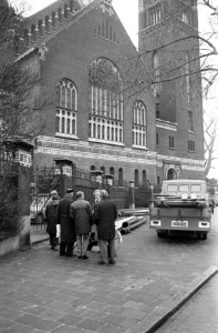 Rotterdam, Koninginnekerk Een aantal mensen in gesprek bij de kerk tijdens de a, Bestanddeelnr 925-3101