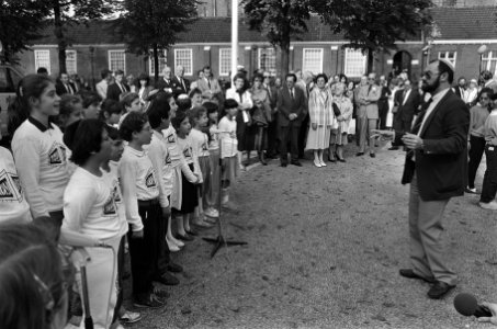Rosj Pina School adopteert de Dokwerker in aanwezigheid Prins Bernhard, Bestanddeelnr 933-4369