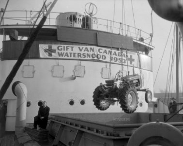 Rotterdam aanbieding werktuigen door Canadese Rode Kruis aan watersnoodslachtoffers, Bestanddeelnr 906-2089