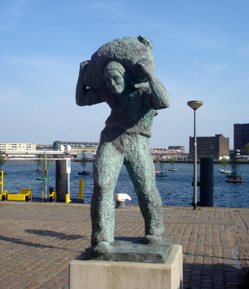 Rotterdam kunstwerk lastdrager herplaatst