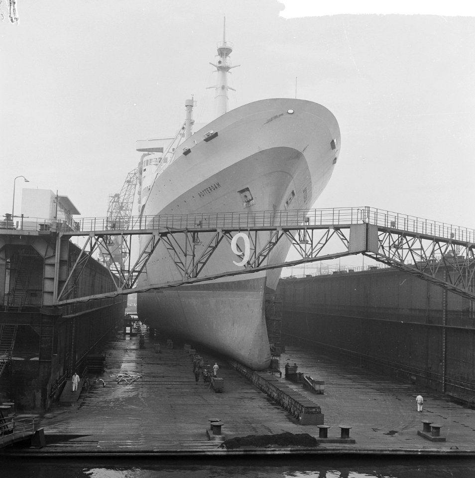 Rotterdam in het dok voor de eerste schoonmaakbeurt, Bestanddeelnr 915-7150