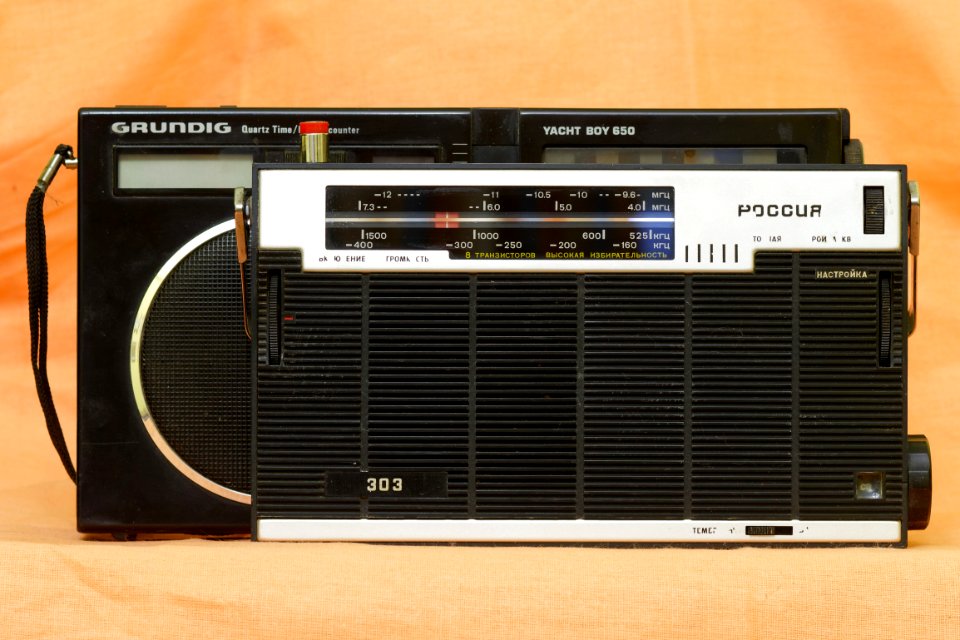 Rossiya-303, Grundig Yacht Boy 650 radio receivers (2)