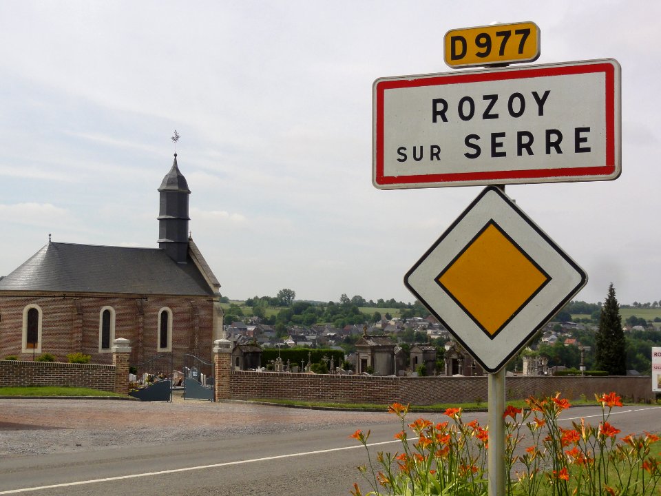 Rozoy-sur-Serre (Aisne) entrée de Rozoy, et chapelle du cimetière