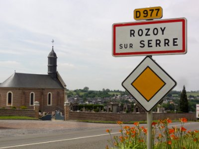 Rozoy-sur-Serre (Aisne) entrée de Rozoy, et chapelle du cimetière