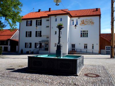 Rosshaupten, Dorfplatz mit alter Schule