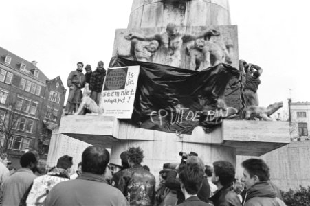 Rouwband om monument op de Dam uit protest tegen behalen zetel Centrumpartij in , Bestanddeelnr 933-6056