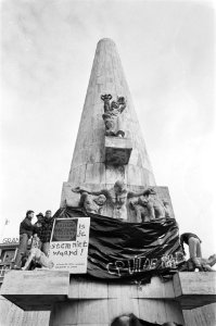 Rouwband om monument op de Dam uit protest tegen behalen zetel Centrumpartij in , Bestanddeelnr 933-6055