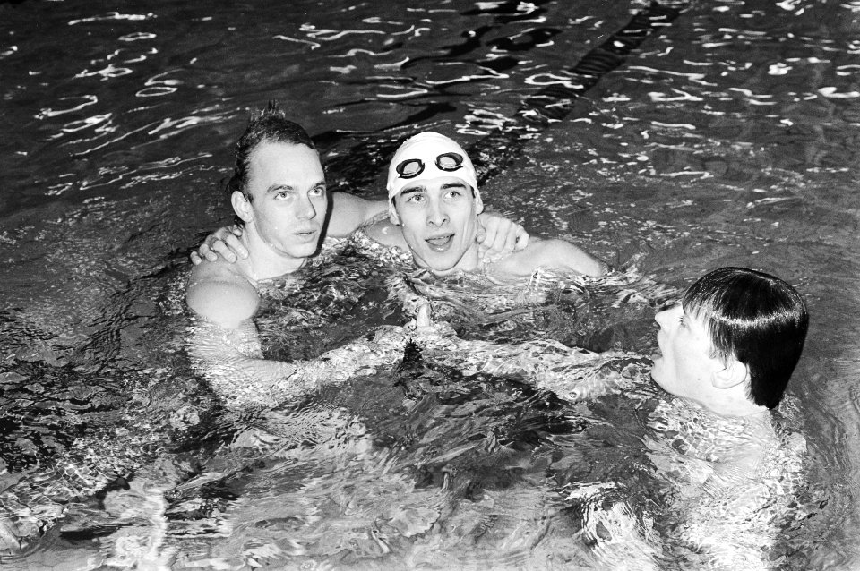 Rowdy Gaines (l) (VS) wordt gefeliciteerd door Snyriagin (USSR), Bestanddeelnr 932-4825