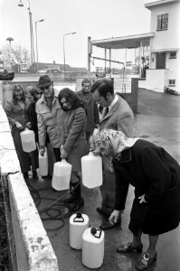 Rotterdammers kunnen gratis duinwater tappen bij benzinestation te Bergschenhoek, Bestanddeelnr 925-1337