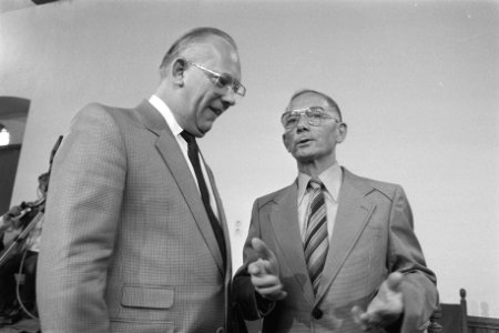 RSV-enquetecommissie de heer G. Alblas (l) in gesprek met de heer R. de Zwaan (, Bestanddeelnr 933-0136