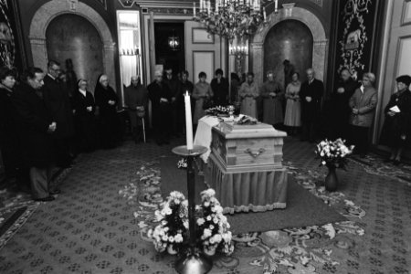Rouwenden bij de kist van bisschop Zwartkruis van Haarlem, opgebaard in het bis…, Bestanddeelnr 932-7420