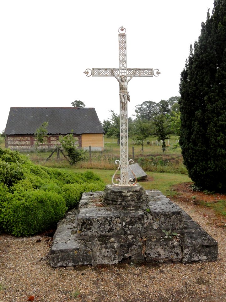 Rouville (Seine-Mar.) chapelle Notre-Dame de Bielleville, la croix de cimetière