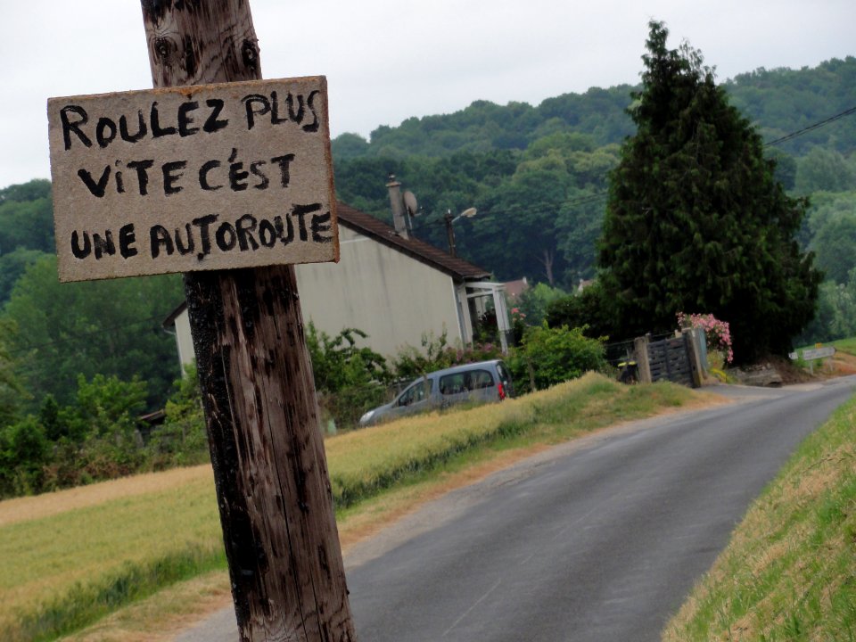 Rozières-sur-Crise (Aisne) panneau de prosteste roulez plus vite