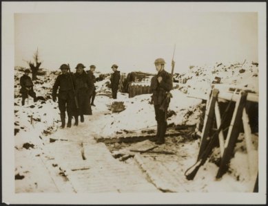 Royal Welsh Fusiliers at a post in the front line of their trenches., Bestanddeelnr 158-2019