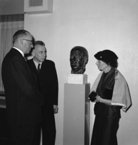 Rotterdam borstbeeld Cor Ruys Van links burgemeester A G Wertheim beeldhouwe, Bestanddeelnr 908-2325