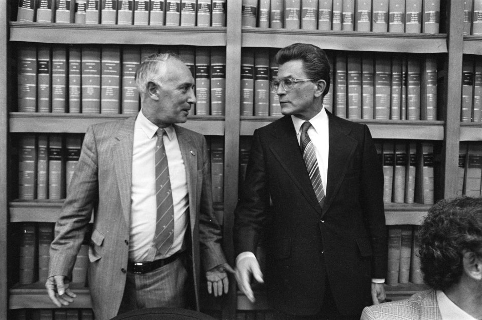 RSV enquetecommissie getuige generaal b.d. Jan Hense ( in gesprek met voorzitte, Bestanddeelnr 933-0907