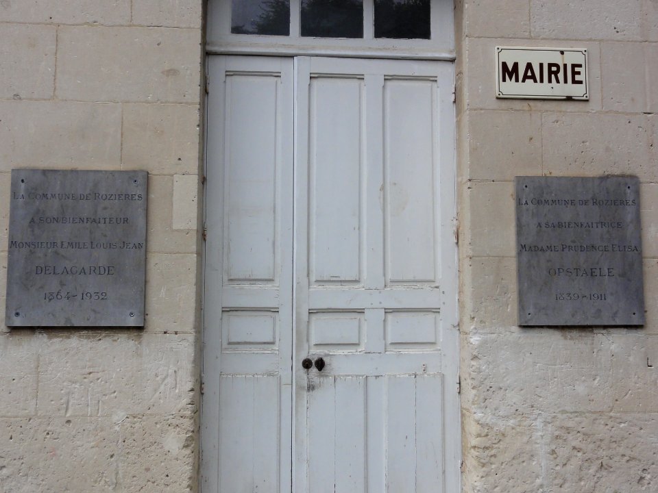 Rozières-sur-Crise (Aisne) mairie, plaques bienfaiteurs