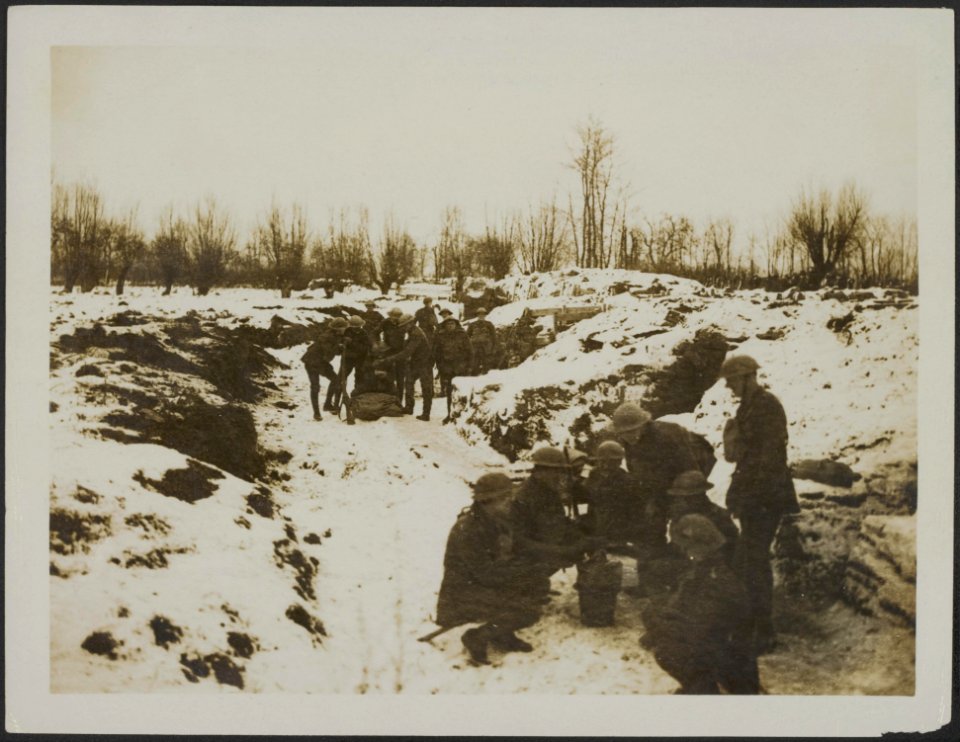 Royal Welsh Fusiliers outside dugouts behind their trenches, Bestanddeelnr 158-2040