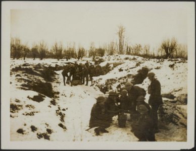 Royal Welsh Fusiliers outside dugouts behind their trenches, Bestanddeelnr 158-2040