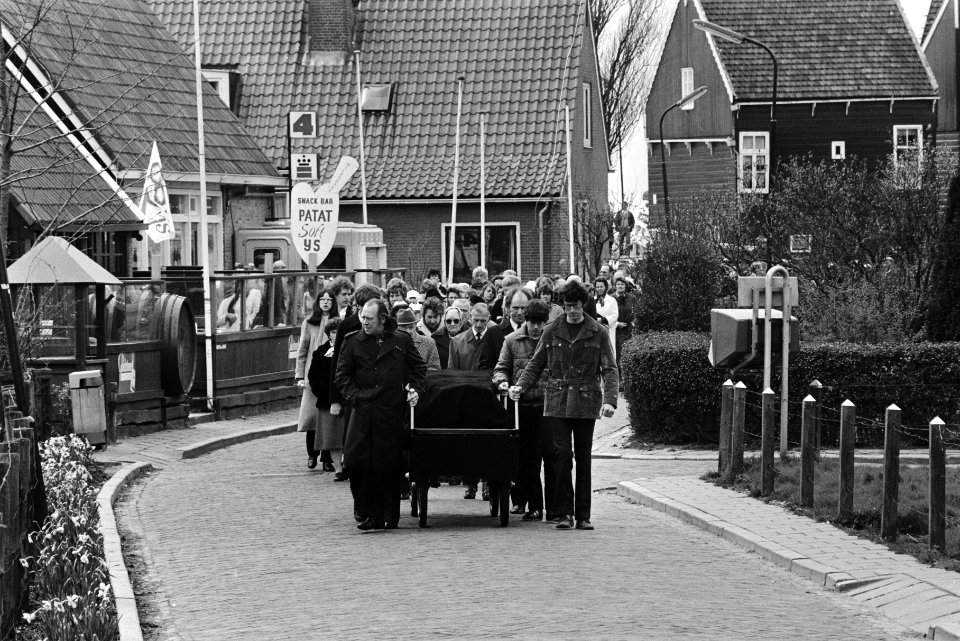 Rouwstoet lopend achter de kist, Bestanddeelnr 932-5611