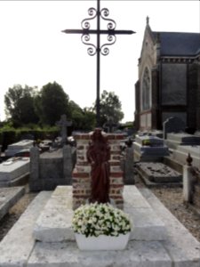 Rouville (Seine-Mar.) croix de cimetière avec statue Vierge à l'Enfant