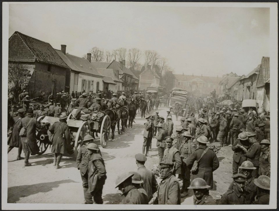 Royal Field Artillery advance through a village., Bestanddeelnr 158-1851
