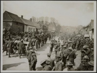 Royal Field Artillery advance through a village., Bestanddeelnr 158-1851