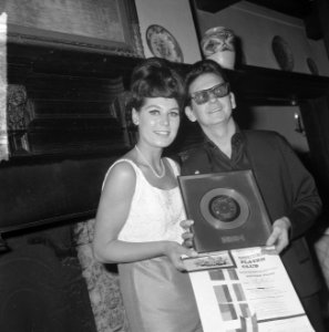 Roy Orbinson ontving gouden plaat voor Pretty Woman in Singel concertzaal naas, Bestanddeelnr 917-5748