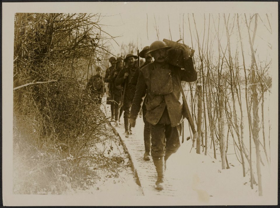 Royal Welsh Fusiliers taking stoves into their trenches., Bestanddeelnr 158-1837