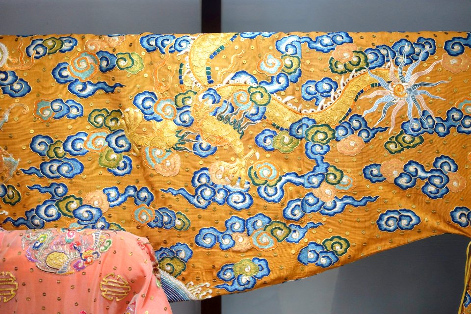 Royal robe, replica of 19th century, view 2, embroidered cloth - Museum of Vietnamese History - Ho Chi Minh City - DSC05948