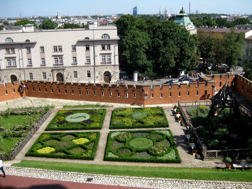 Royal Garden in castle of Wawel in Kraków 2015 (1)