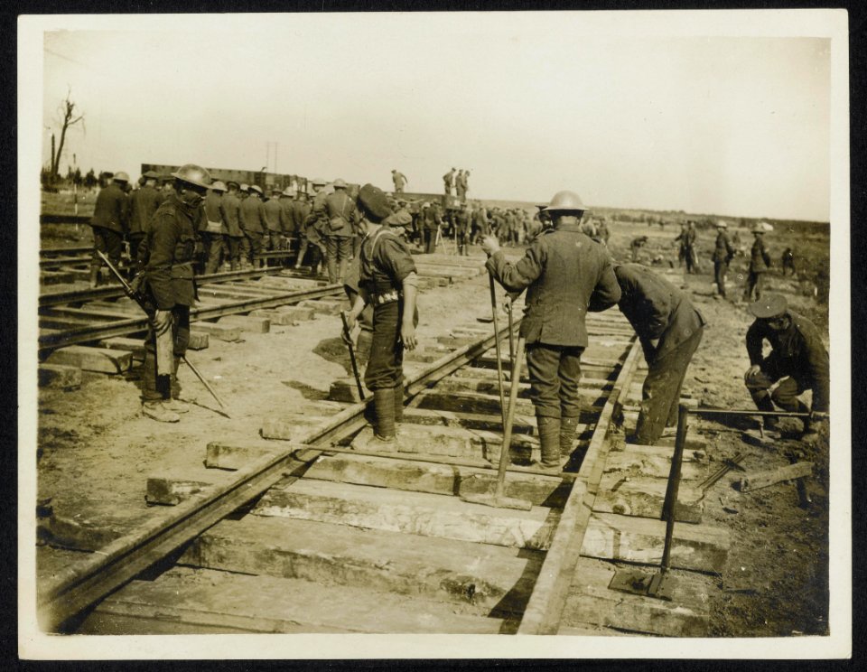 Royal engineers at work laying a railroad, Bestanddeelnr 158-0957