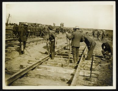 Royal engineers at work laying a railroad, Bestanddeelnr 158-0957
