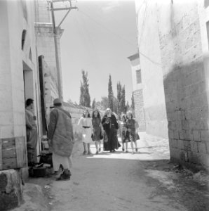 Rooms-Katholieke kloosterlinge met enkele jonge vrouwen in een staat te Nazareth, Bestanddeelnr 255-1076