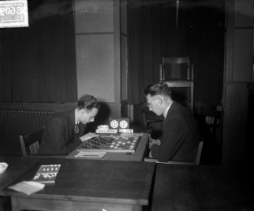 Roozenburg tegen Van Dijk (kampioen dammen) in de Kroon, Bestanddeelnr 903-8609