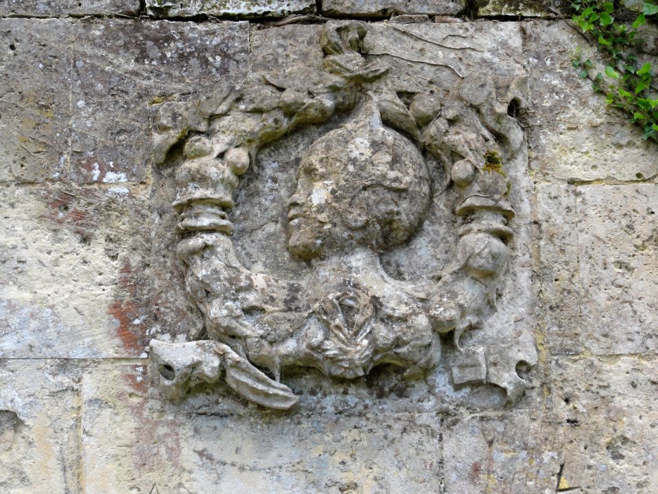 Royaucourt-et-Chailvet (Aisne) portail de domaine médaillon sculpté droite