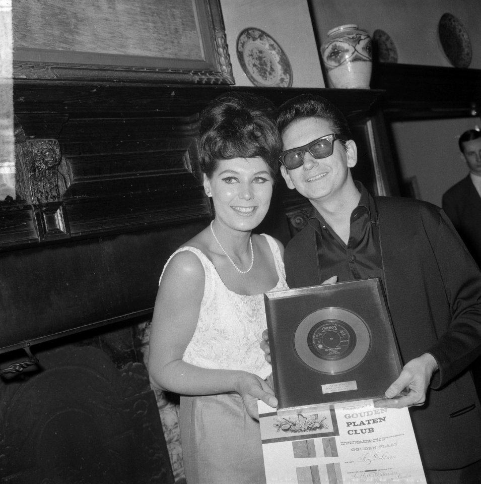 Roy Orbinson ontving gouden plaat voor Pretty Woman in Singel concertzaal naas, Bestanddeelnr 917-5747
