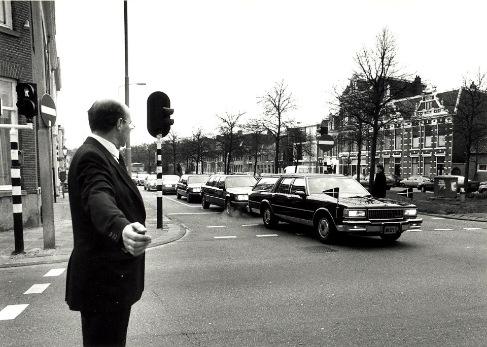 Rouwstoeten hebben geen voorrang meer, zelf het verkeer regelen is de enige oplossing. Aangekocht in 1992 van United Photos de Boer bv. - Negatiefnummer 36106 k 25. - Gepubliceerd in het Haarlems Dagb