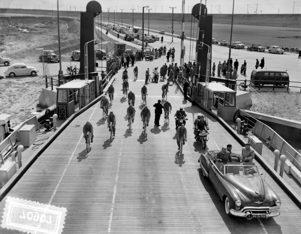Ronde van Nederland , renners op de pont Hembrug, Bestanddeelnr 907-0907
