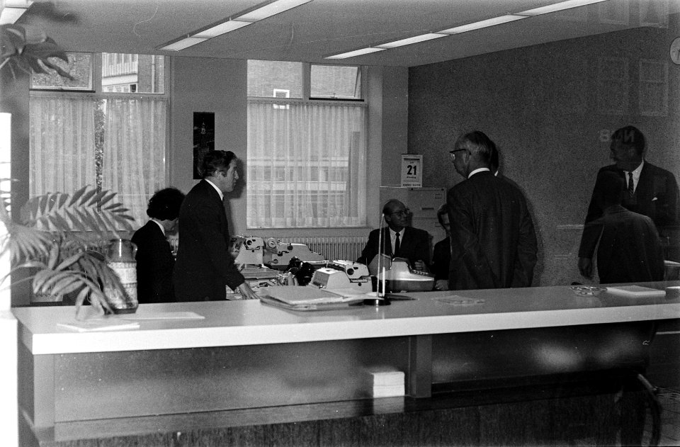 Roofoverval bij Amro-bank, Beethovenstraat, Amsterdam bankemployes en politie e, Bestanddeelnr 923-6860