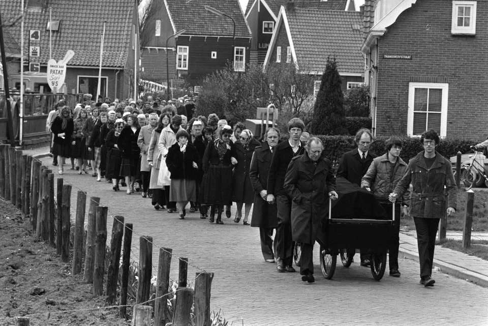Rouwstoet lopend achter de kist, Bestanddeelnr 932-5608