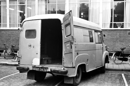 Roofoverval bij Centraal Station . De auto van Van Gend en Loos waar geld uit we, Bestanddeelnr 920-7752