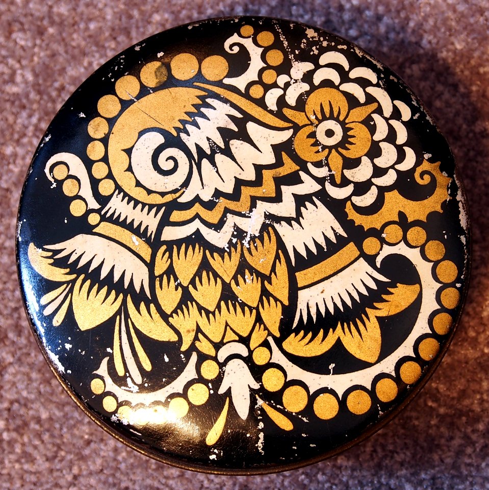 Rond bruin, zwart, wit Verkade blikje, foto1